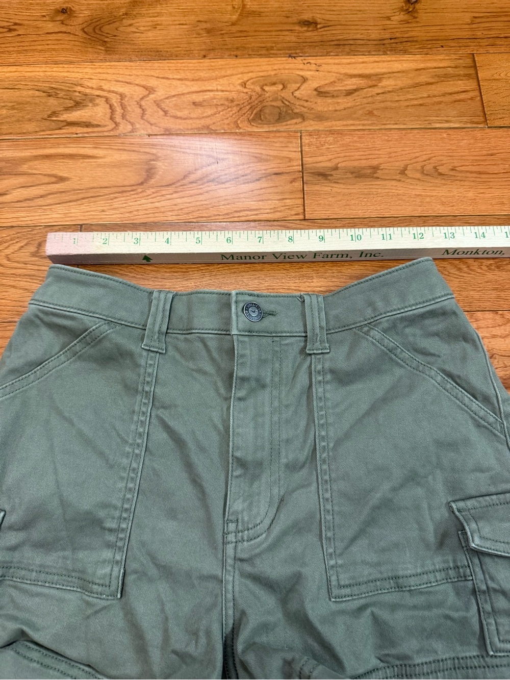 🖤Hollister High Rise Mom 3” Utility Cargo Shorts - Picture 4 of 5